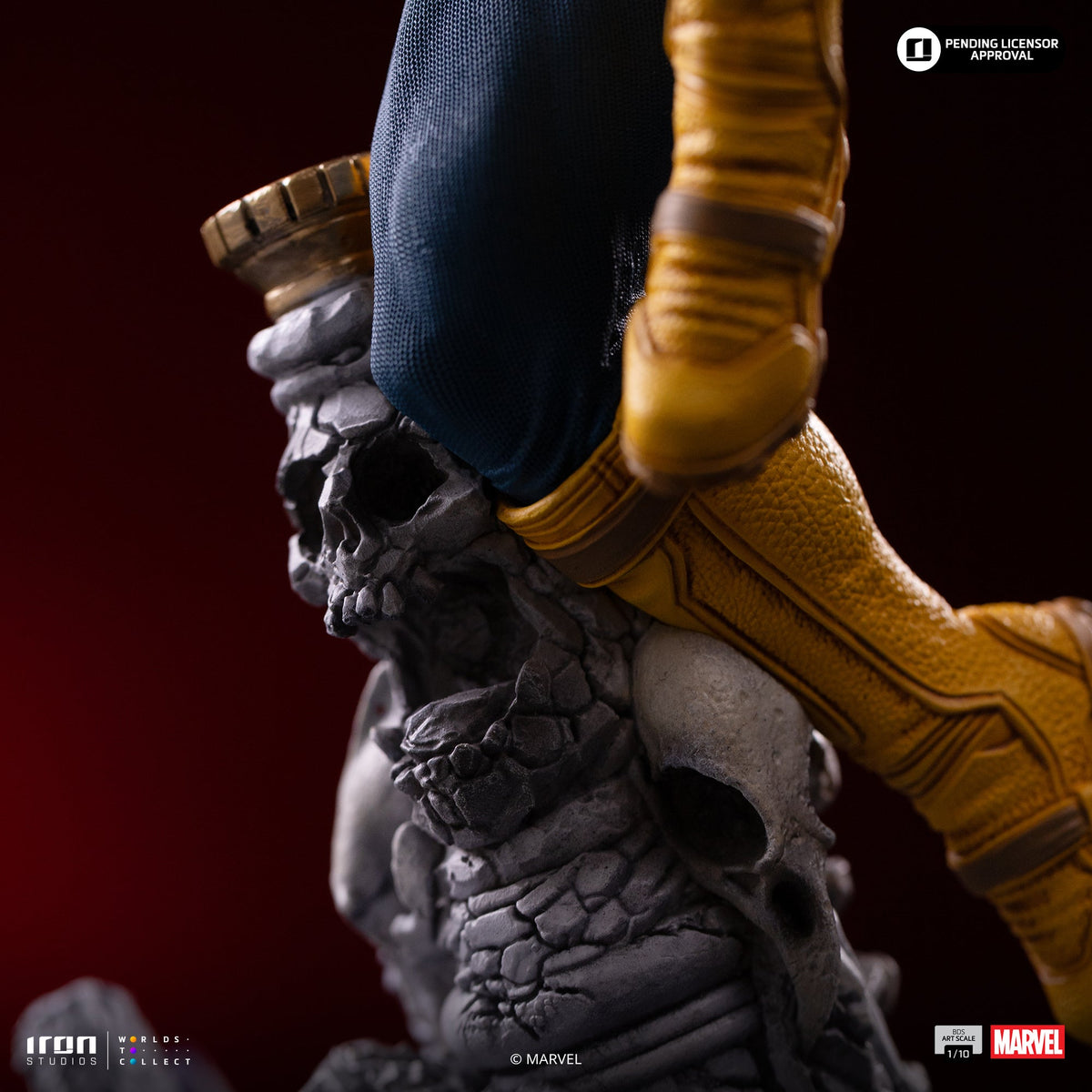 Visor-Wearing Hero Deluxe Gemstone Gauntlet Diorama Scale 1/10 Statue