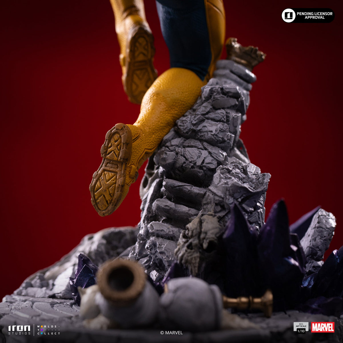 Visor-Wearing Hero Deluxe Gemstone Gauntlet Diorama Scale 1/10 Statue