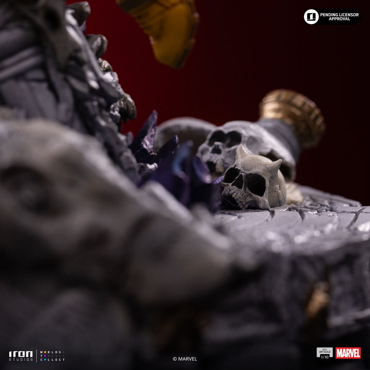 Visor-Wearing Hero Deluxe Gemstone Gauntlet Diorama Scale 1/10 Statue