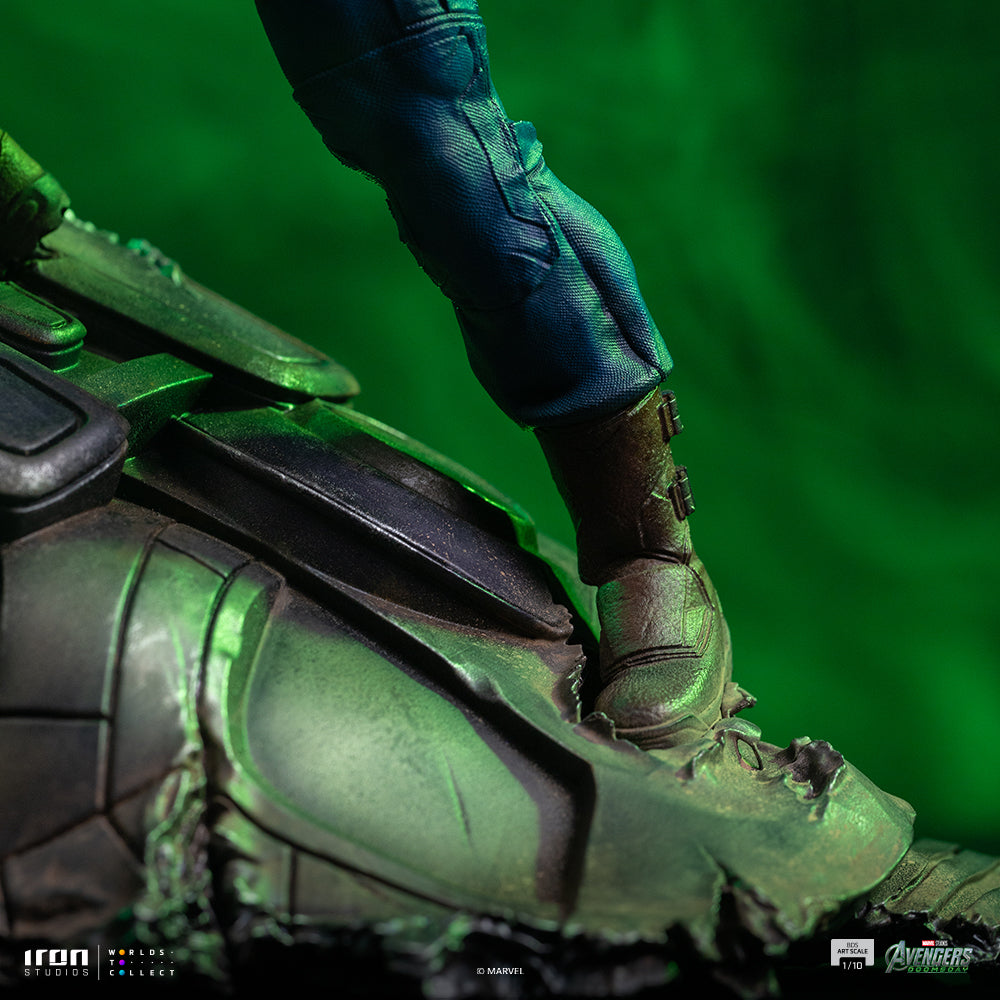 Visor-Wearing Hero - Scale 1/10 Collectible Statue