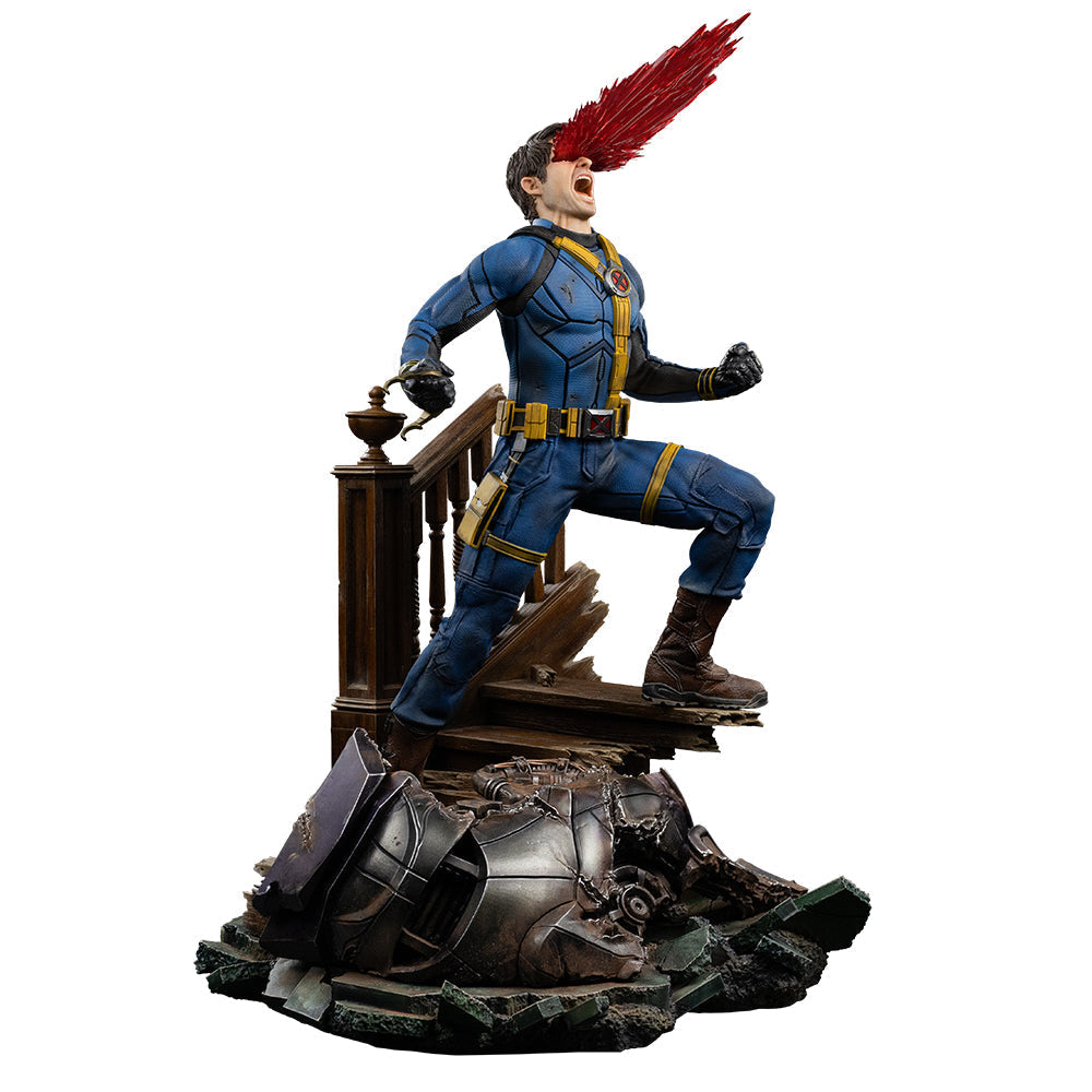 Visor-Wearing Hero Deluxe Version - 1/4 Scale Collectible Statue