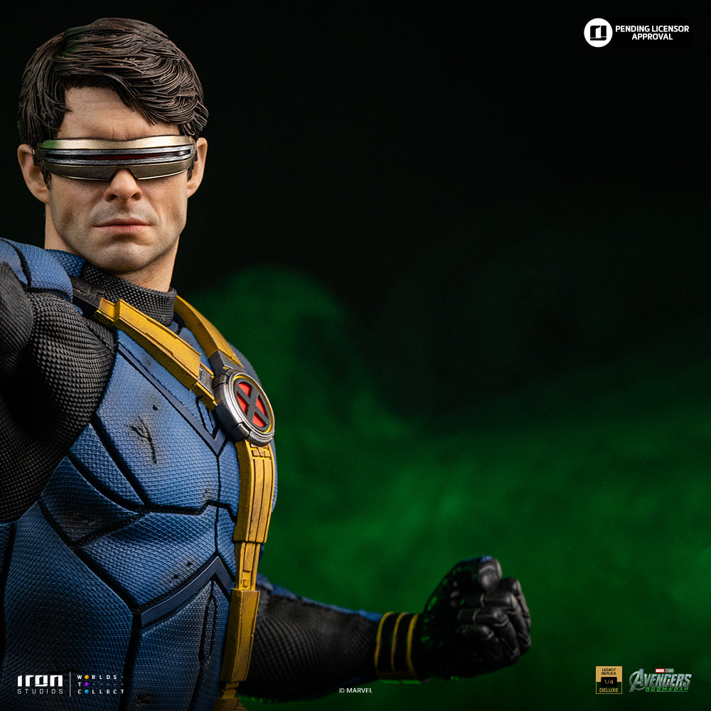 Visor-Wearing Hero Deluxe Version - 1/4 Scale Collectible Statue