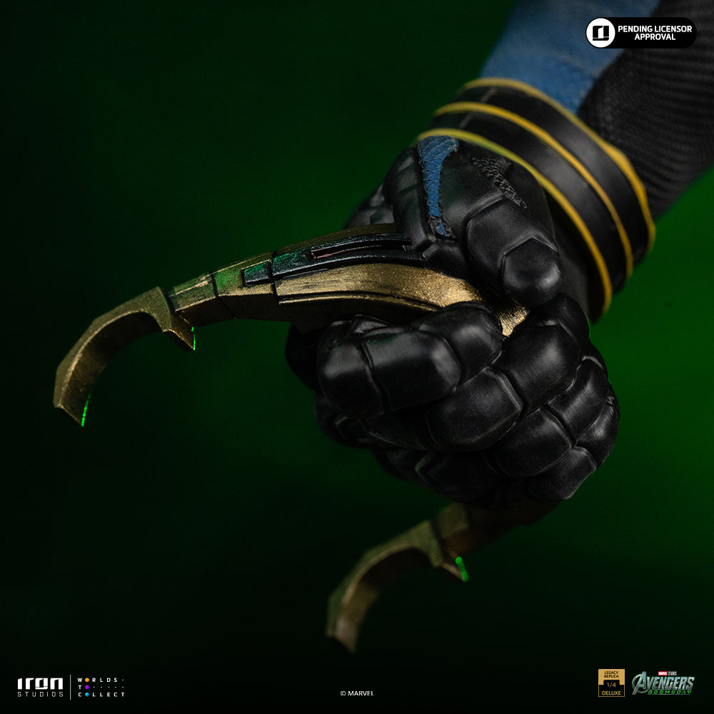 Visor-Wearing Hero Deluxe Version - 1/4 Scale Collectible Statue