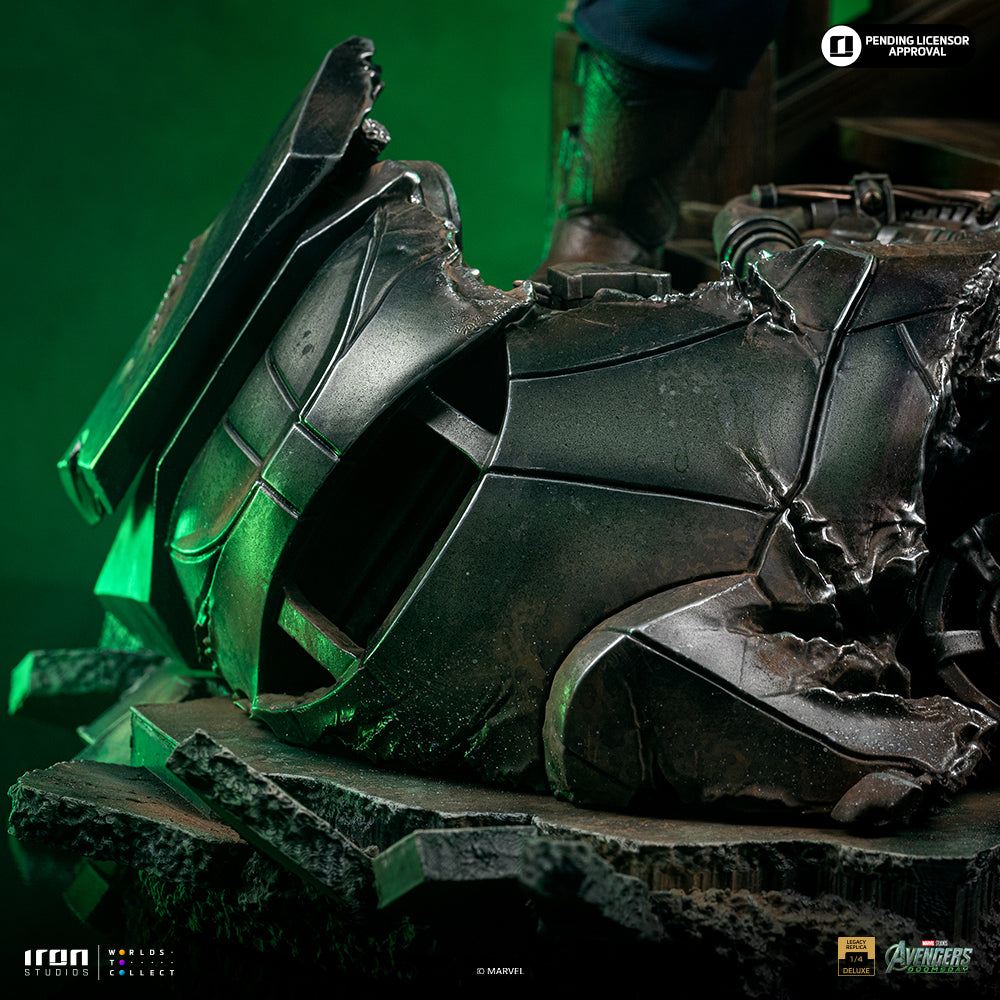 Visor-Wearing Hero Deluxe Version - 1/4 Scale Collectible Statue
