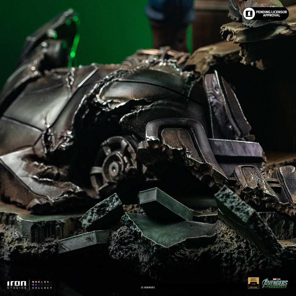 Visor-Wearing Hero Deluxe Version - 1/4 Scale Collectible Statue