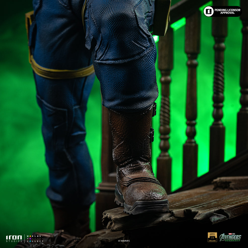 Visor-Wearing Hero Deluxe Version - 1/4 Scale Collectible Statue