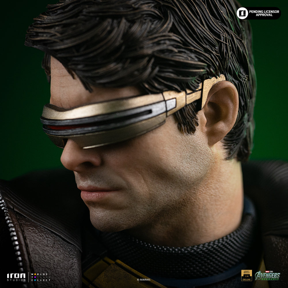 Visor-Wearing Hero Deluxe Version - 1/4 Scale Collectible Statue
