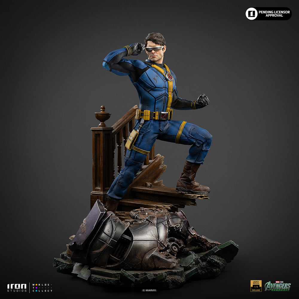 Visor-Wearing Hero Deluxe Version - 1/4 Scale Collectible Statue