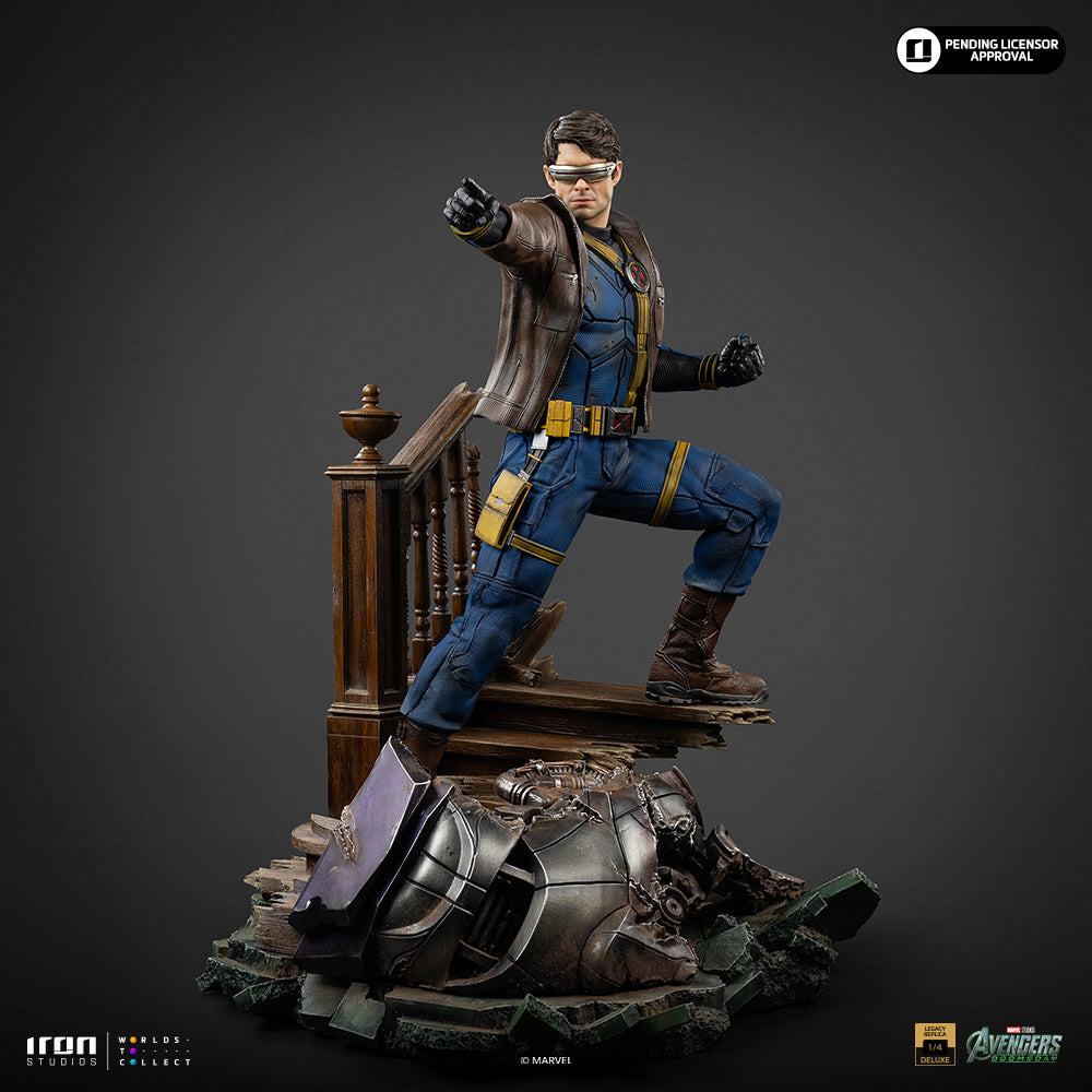 Visor-Wearing Hero Deluxe Version - 1/4 Scale Collectible Statue
