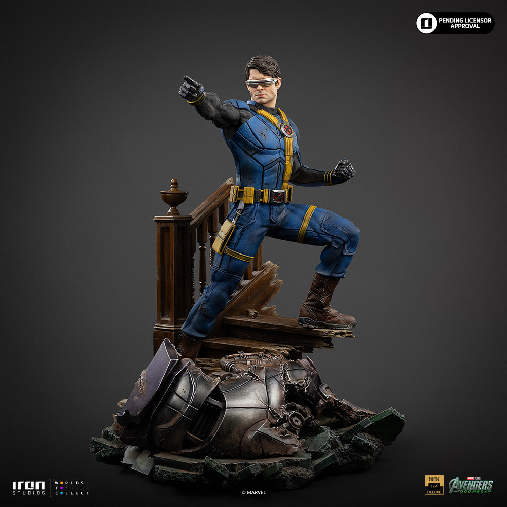 Visor-Wearing Hero Deluxe Version - 1/4 Scale Collectible Statue