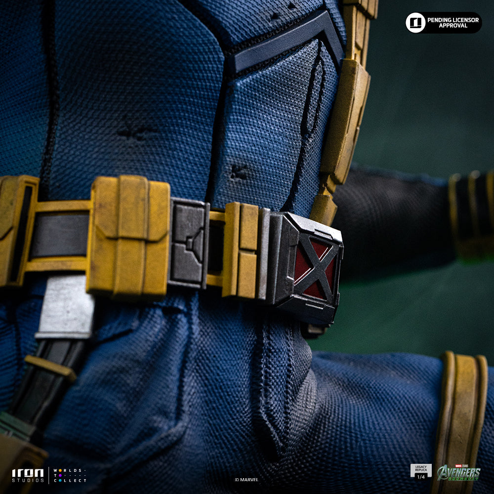 Visor-Wearing Hero Regular Version - 1/4 Scale Collectible Statue